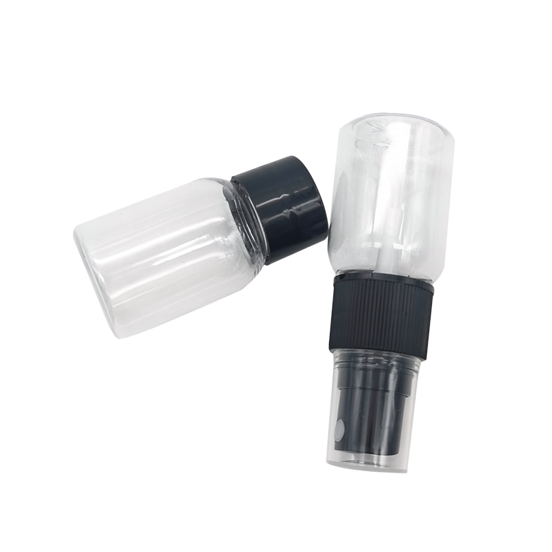 Прозрачный флакон с распылителем духов.