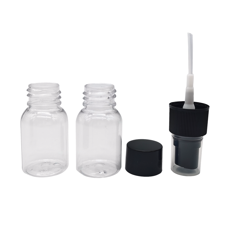 Прозрачный флакон с распылителем духов.