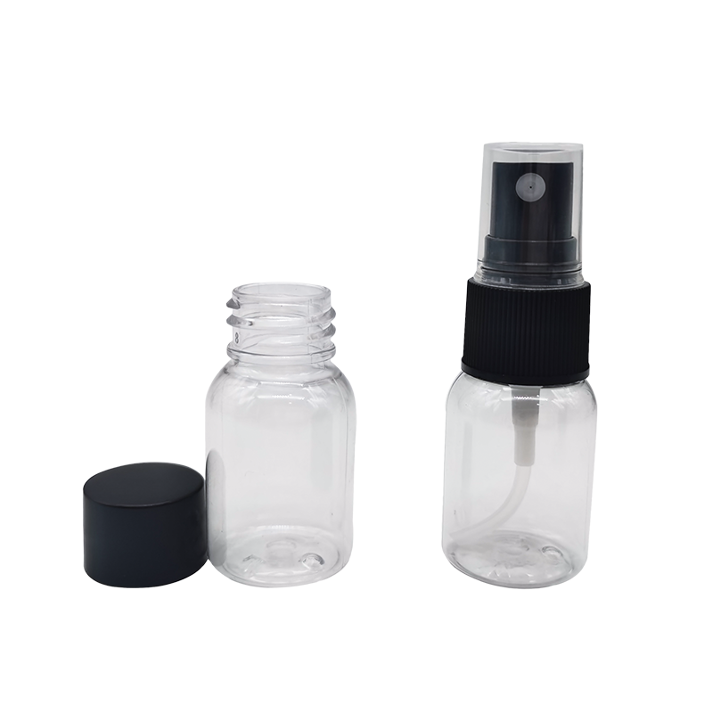 Прозрачный флакон с распылителем духов.