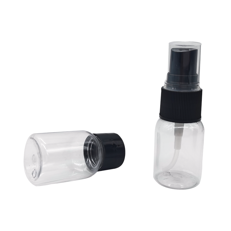 Прозрачный флакон с распылителем духов.