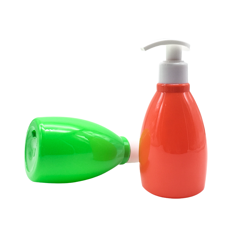 Бутылка с шампунем и гелем для душа с лосьоном для тела