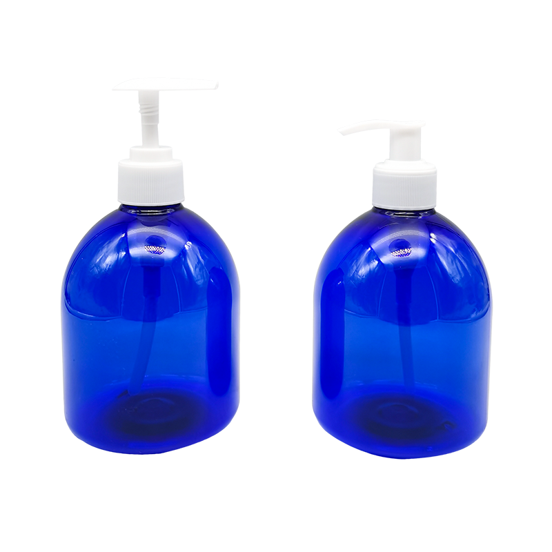 Синяя бутылка дезинфицирующего средства для рук