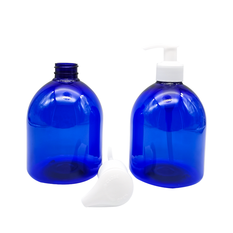 Синяя бутылка дезинфицирующего средства для рук