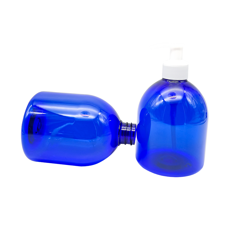 Синяя бутылка дезинфицирующего средства для рук