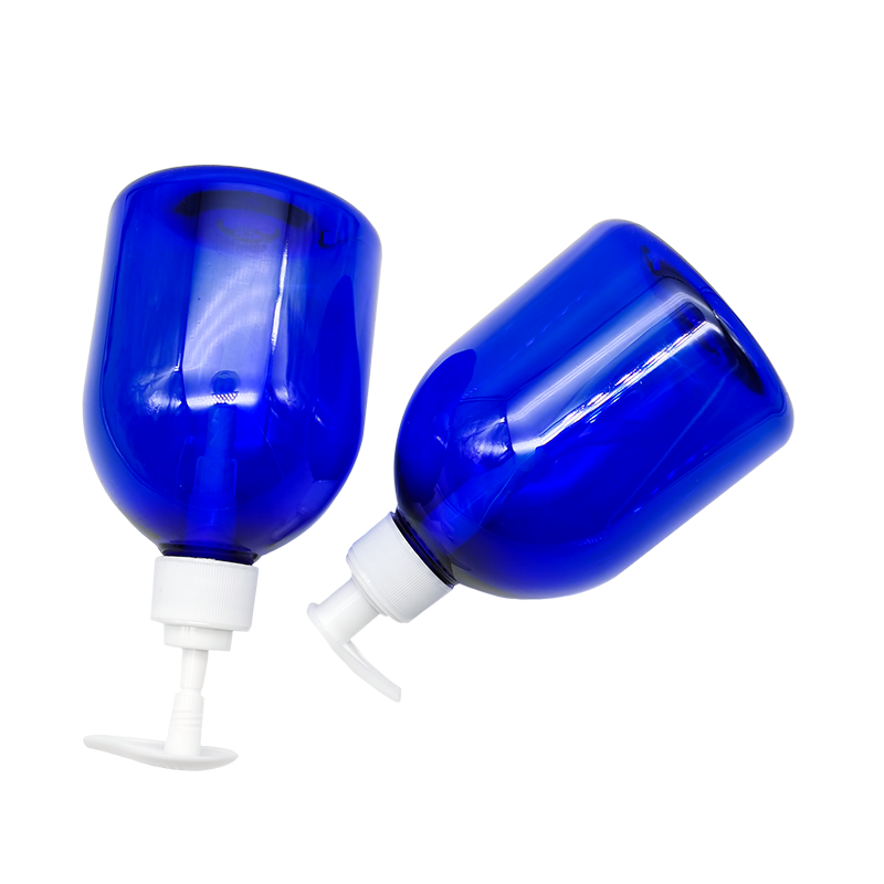 Синяя бутылка дезинфицирующего средства для рук